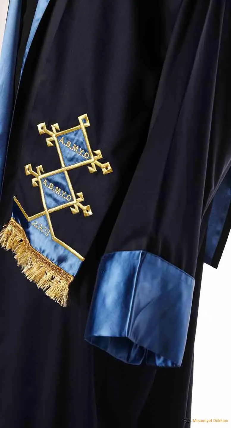 Gabardin mezuniyet cübbesi ve nakışlı şal